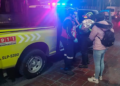 Agentes municipales asisten a joven en labor de parto sobre avenida Universidad tras falla mecánica
