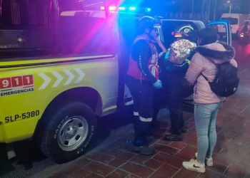 Agentes municipales asisten a joven en labor de parto sobre avenida Universidad tras falla mecánica
