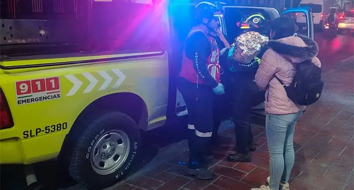 Agentes municipales asisten a joven en labor de parto sobre avenida Universidad tras falla mecánica