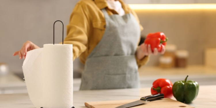 El error que cometes con el papel de cocina y deberías dejar de hacer