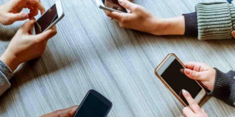 Casi la mitad de los adolescentes cree que las redes sociales son malas para la salud mental, dice informe