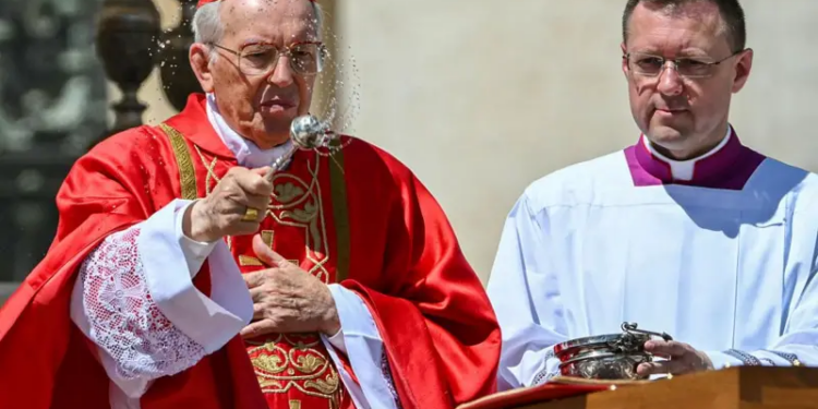 La inédita procesión del féretro y otros 3 momentos significativos del funeral del papa Francisco