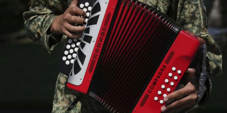 Por qué en México están prohibiendo los narcocorridos (y las claves que explican el arraigo del género)