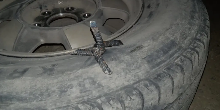 Varios vehículos dañados por ‘ponchallantas’ en la carretera Ciudad Valles-Mante