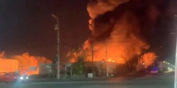Incendio consume nuevamente tarimera abandonada en carretera a Matehuala; no hubo heridos