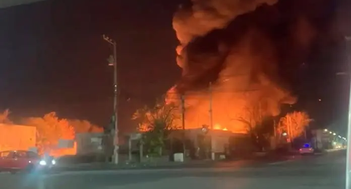Incendio consume nuevamente tarimera abandonada en carretera a Matehuala; no hubo heridos
