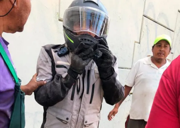 Motociclista sobrevive de milagro tras caer de un puente