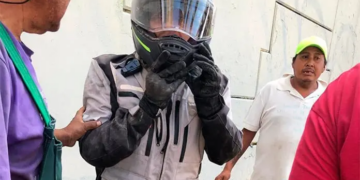 Motociclista sobrevive de milagro tras caer de un puente