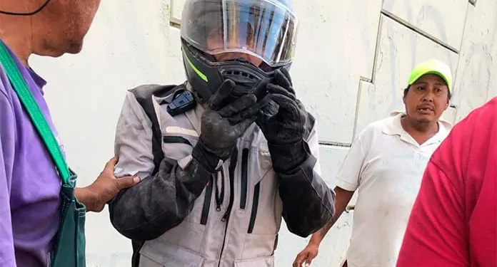 Motociclista sobrevive de milagro tras caer de un puente