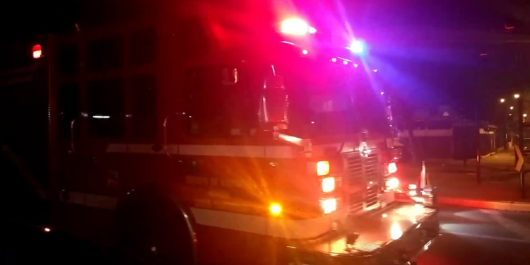Pareja de adultos mayores sufre graves quemaduras al quedar atrapada en incendio de su vivienda