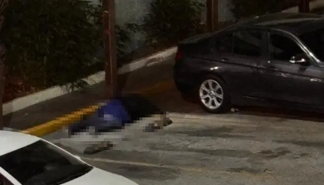 Encuentran sin vida a guardia de seguridad con impactos de bala afuera de Plaza Chapultepec