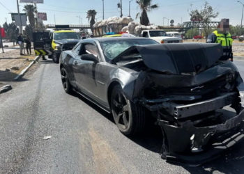 Tres hombres armados chocan un Camaro y huyen tras robar otro vehículo