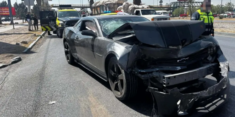 Tres hombres armados chocan un Camaro y huyen tras robar otro vehículo