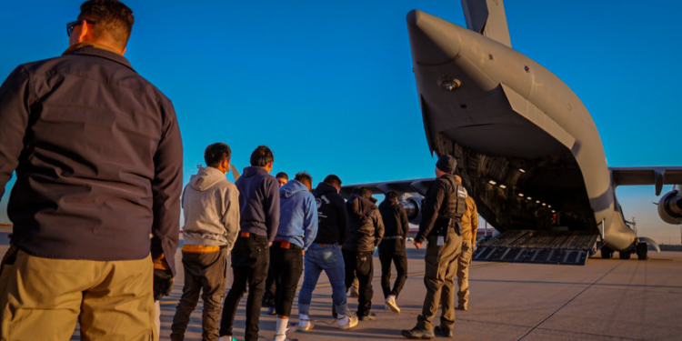 México recibe a 5,446 deportados en 100 días de Trump; Sheinbaum aclara que es por razones humanitarias