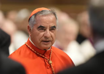 Cardenal condenado por fraude se excluye del cónclave