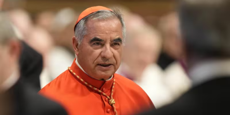 Cardenal condenado por fraude se excluye del cónclave