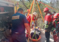 Trabajador municipal muere al caer con aplanadora a un barranco en obra rural de Rioverde