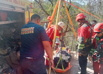Trabajador municipal muere al caer con aplanadora a un barranco en obra rural de Rioverde