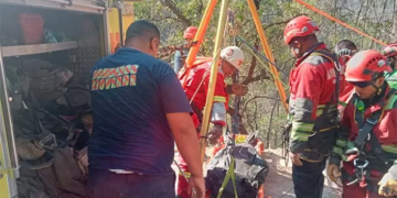 Trabajador municipal muere al caer con aplanadora a un barranco en obra rural de Rioverde