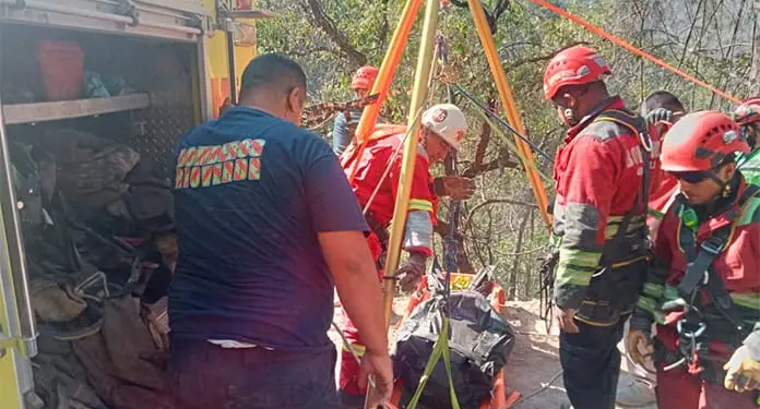 Trabajador municipal muere al caer con aplanadora a un barranco en obra rural de Rioverde