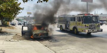 En Ciudad Valles, un incendio arrasa con una camioneta