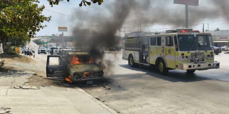En Ciudad Valles, un incendio arrasa con una camioneta