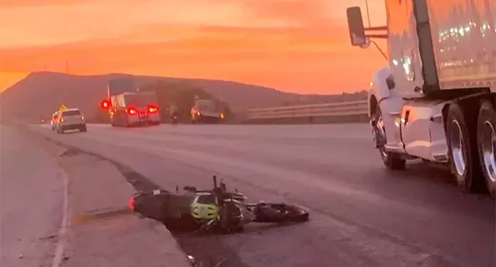 La carretera a Zacatecas cobra la vida de un joven al derrapar en su moto