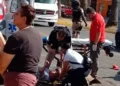 Accidente entre motociclista y peatón deja a ambos en estado grave