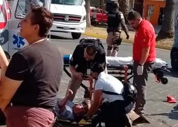 Accidente entre motociclista y peatón deja a ambos en estado grave