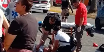 Accidente entre motociclista y peatón deja a ambos en estado grave