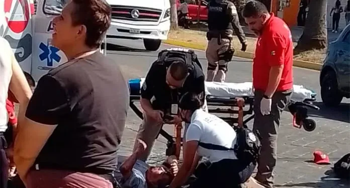 Accidente entre motociclista y peatón deja a ambos en estado grave