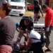 Accidente entre motociclista y peatón deja a ambos en estado grave