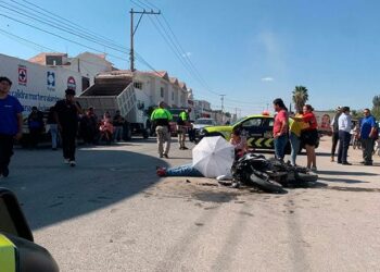 Motociclista se impacta contra una camioneta y muere