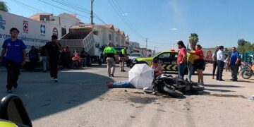 Motociclista se impacta contra una camioneta y muere