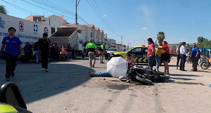 Motociclista se impacta contra una camioneta y muere