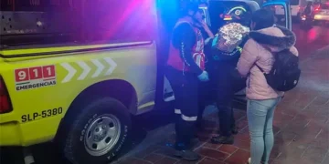 Mujer da a luz en la calle luego de que su carro dejara de funcionar