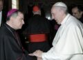 Tensión en el cónclave por presencia de cardenal acusado de delitos financieros