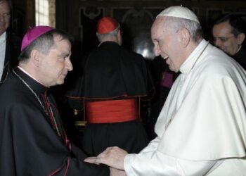 Tensión en el cónclave por presencia de cardenal acusado de delitos financieros