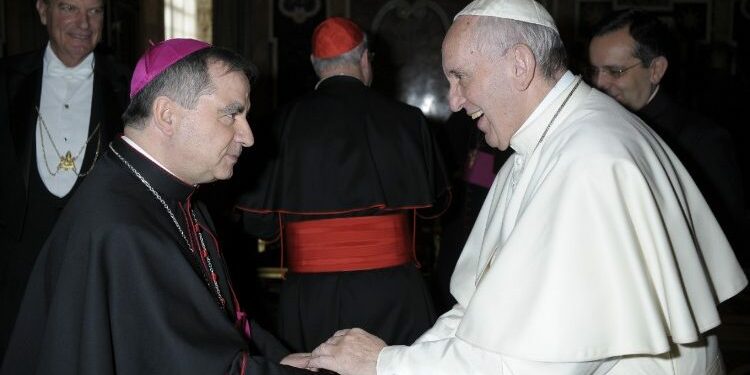 Tensión en el cónclave por presencia de cardenal acusado de delitos financieros