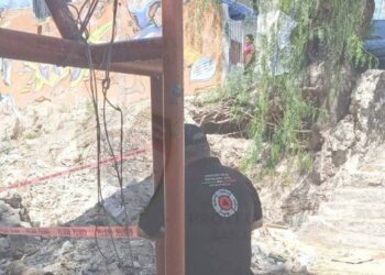 Una barda cae a un costado del Río Españita, pero no se reportan heridos