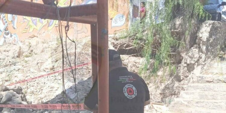 Una barda cae a un costado del Río Españita, pero no se reportan heridos