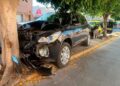 Se estampa camioneta contra un árbol