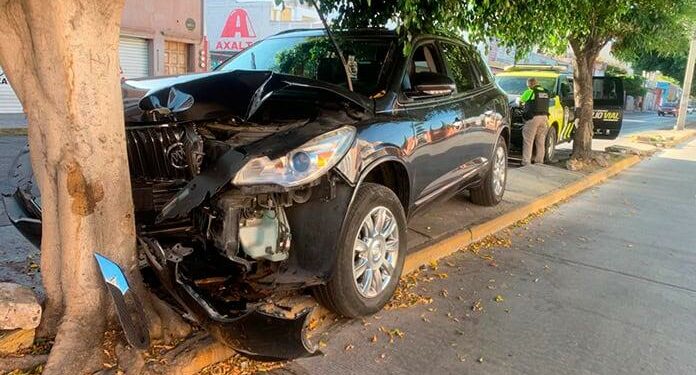 Se estampa camioneta contra un árbol