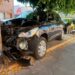 Se estampa camioneta contra un árbol