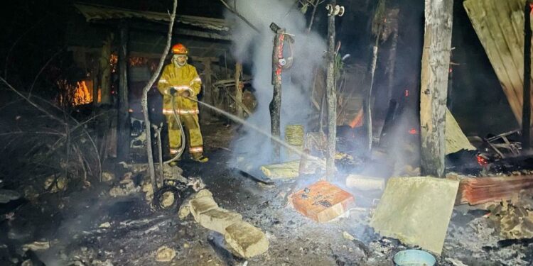 Casa y negocio consumidos por un incendio en Tampaón, con un lesionado