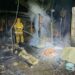 Casa y negocio consumidos por un incendio en Tampaón, con un lesionado