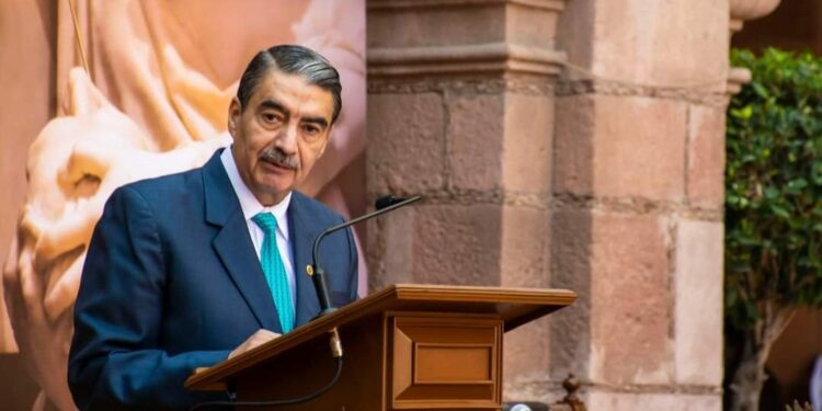 A pesar de los señalamientos de usurpación, el rector de la UASLP respalda a la abogada general