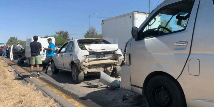 Carambola en la carretera ’57 deja cuatro vehículos dañados