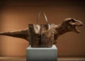 Crean cuero de T. rex en laboratorio para bolsos y carteras de lujo