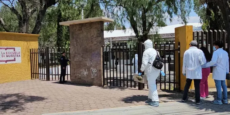 Maestra y alumno intentan suicidarse en el baño de una escuela primaria